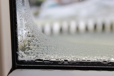 Kondenswasser innen am Fenster vermeiden - das hilft 